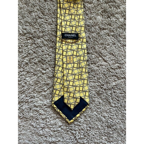 CHANEL Men's Chain Link Print Silk Tie in Butter Yellow - Picture 2 of 3